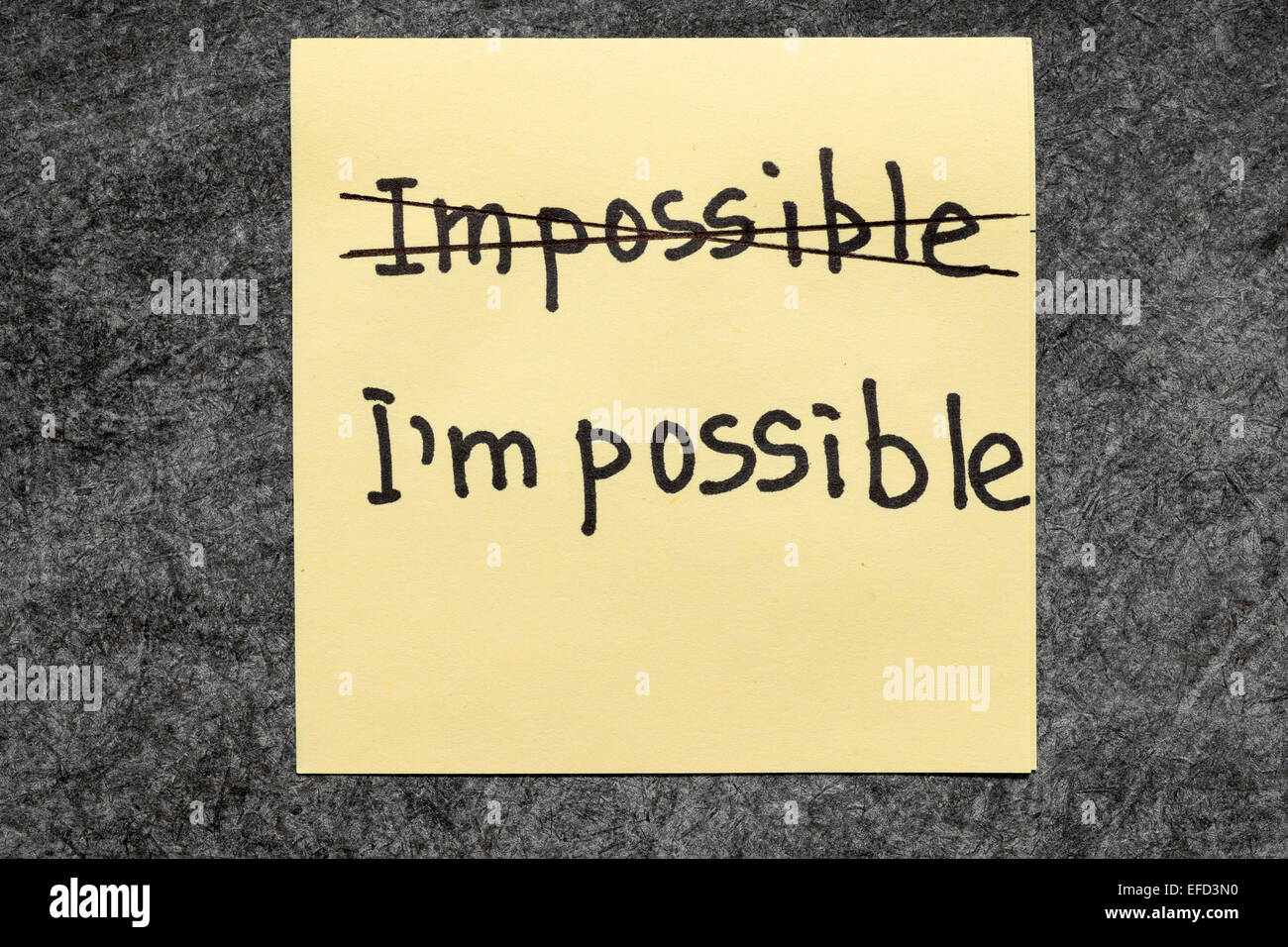 Impossibile - Io sono possibile concetto manoscritta su carta gialla nota Foto Stock