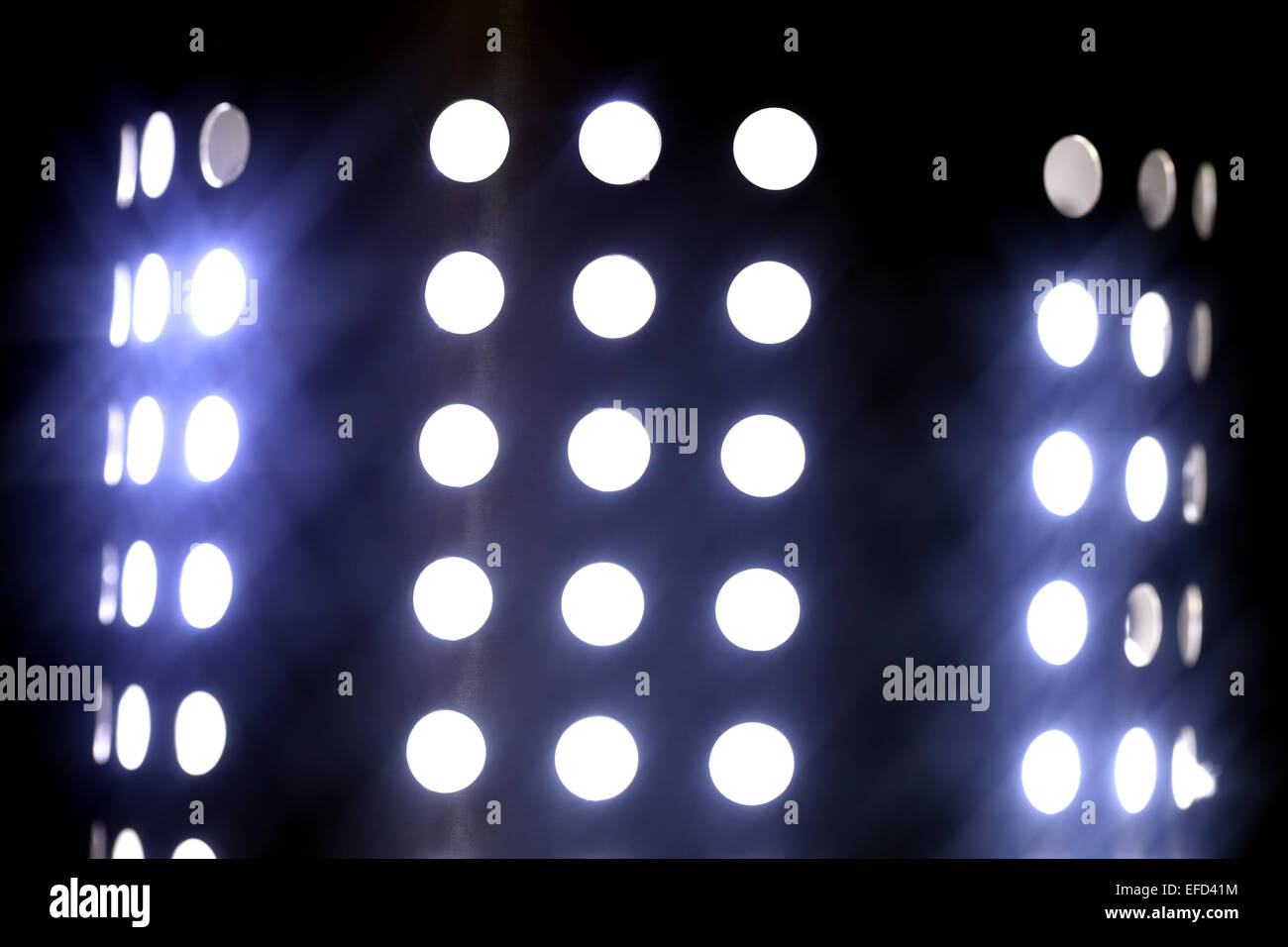 Un acciaio inossidabile cilindro perforato accesa dal di dentro e che mostra 'luce spill' evidenzia Foto Stock