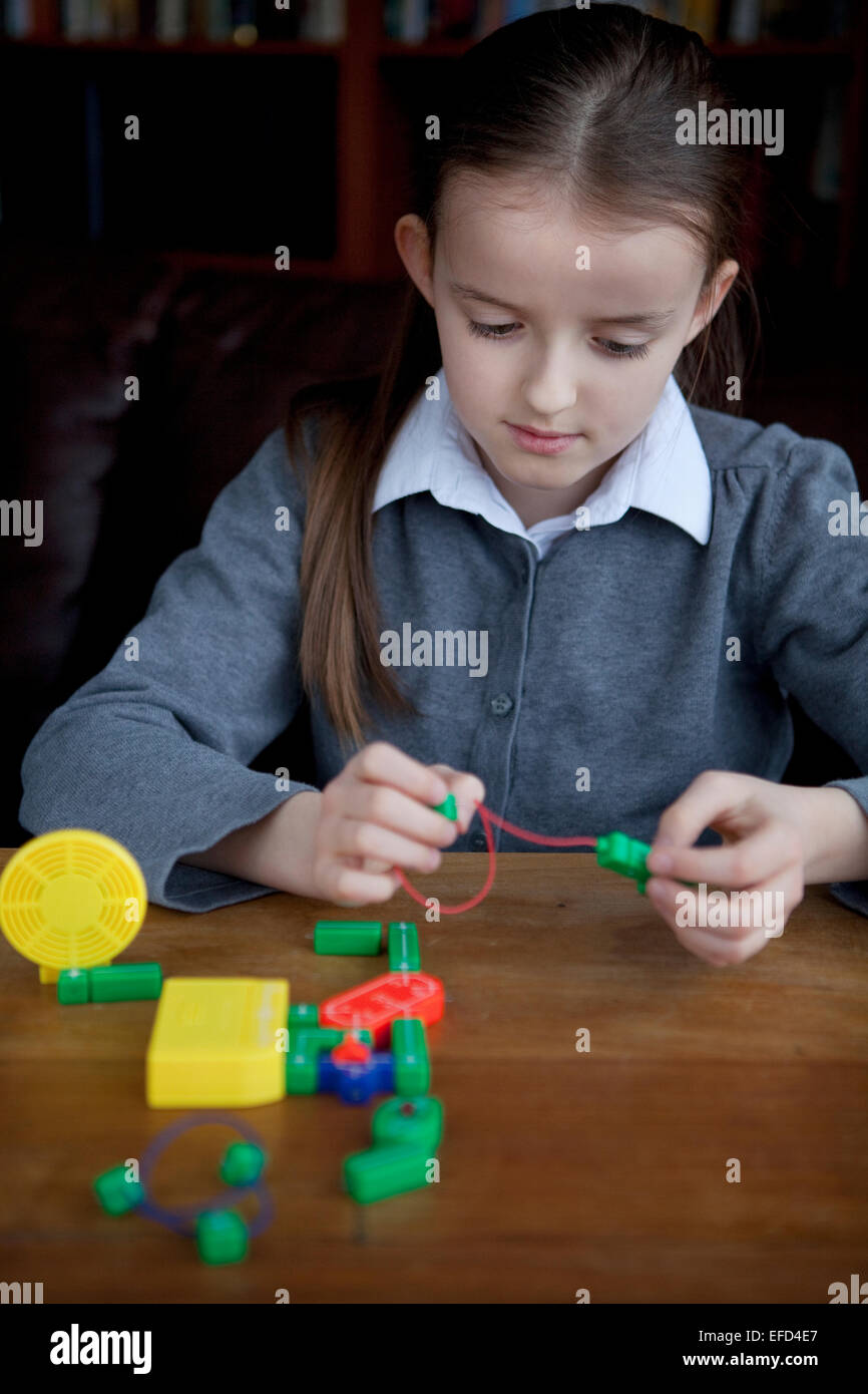 Bambino assemblare un circuito elettronico Foto Stock