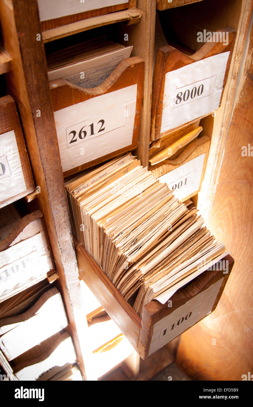 Cassetto con i documenti aziendali organizzati in archivio Foto Stock
