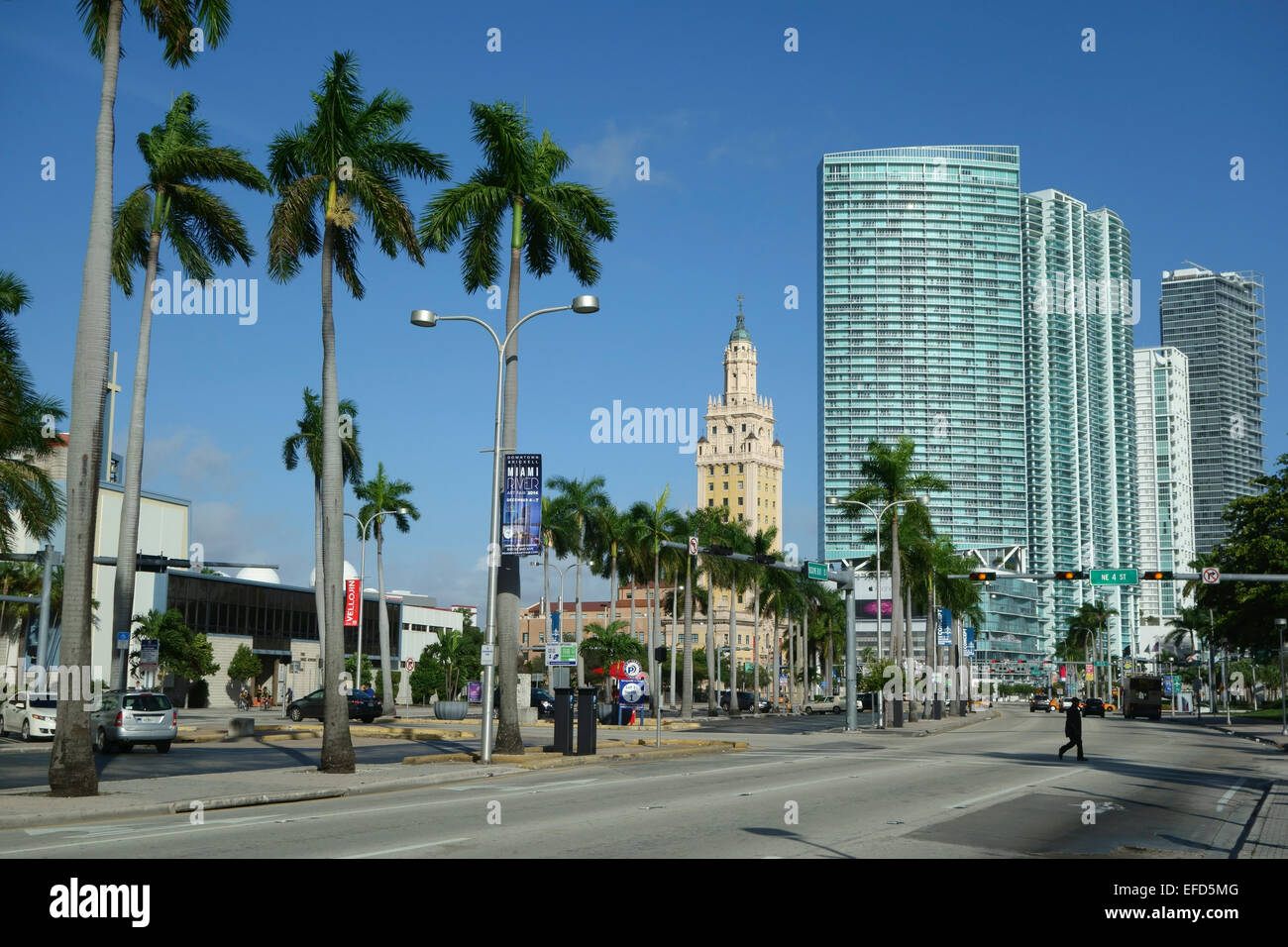 Biscayne Boulevard e libertà Tower, Miami, Florida, Stati Uniti d'America Foto Stock