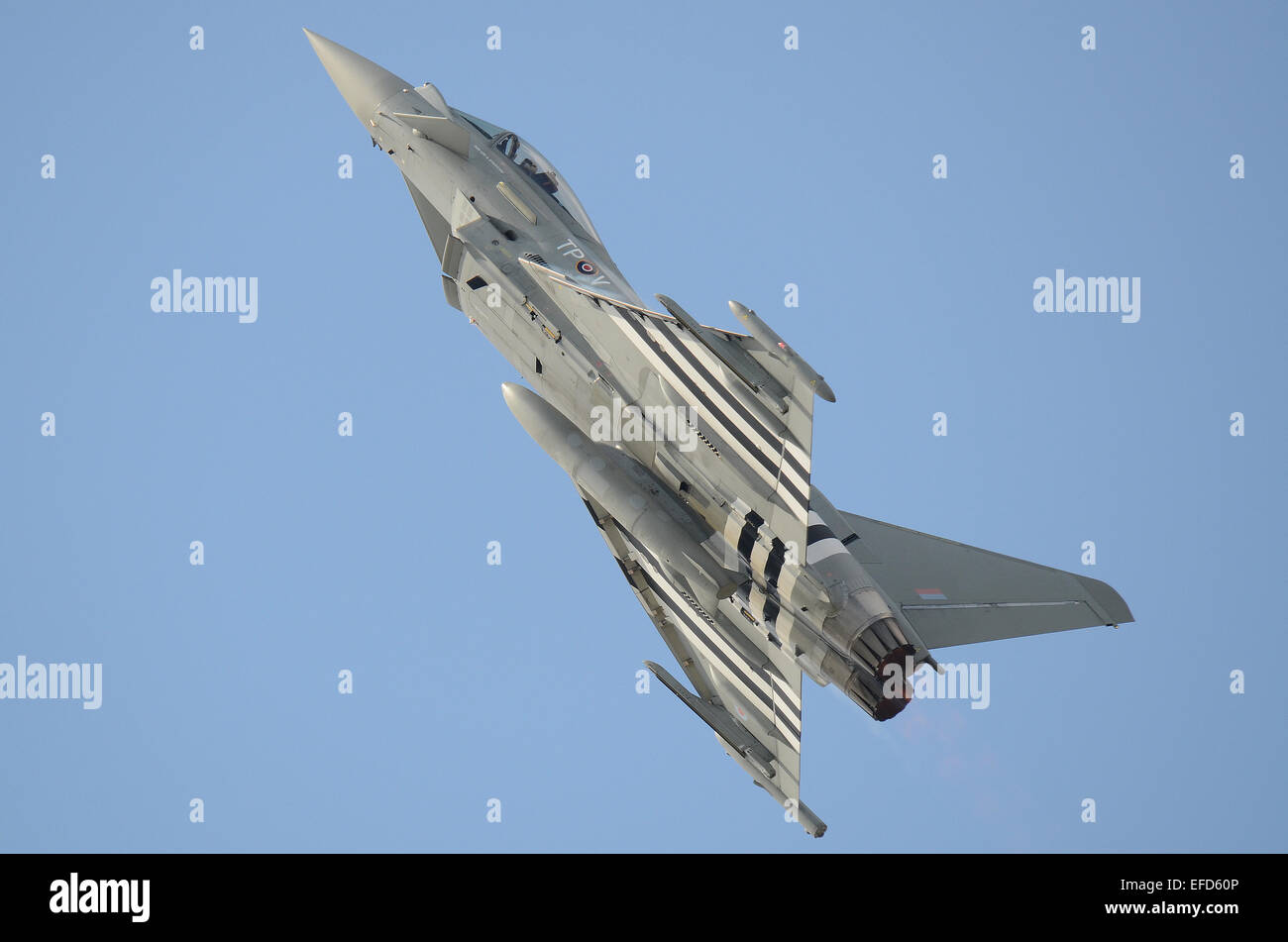 Royal Air Force RAF Typhoon fighter piano di 29 Squadron tirando verso l'alto in una salita di questo aeromobile è sportivo un commemorativo D-Day schema colori Foto Stock