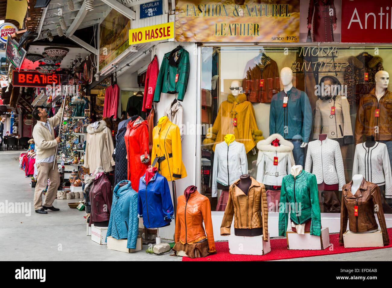 Negozi e magazzini nel mercato all aperto nel porto di Kusadasi Turchia Eurasia Foto stock Alamy
