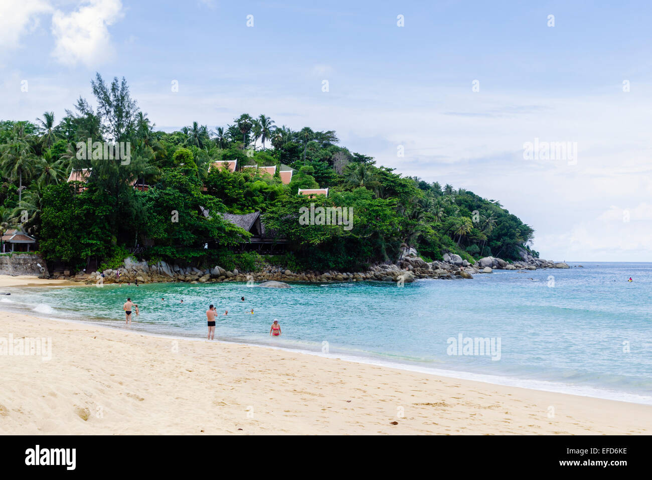 I turisti sulla Karon Beach, Phuket, Tailandia Foto Stock