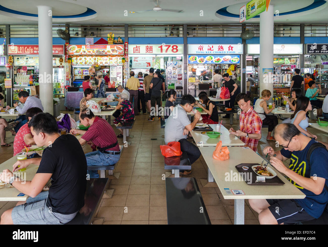 Centro Hawker nel Tiong Bahru Market Building in Tiong Bahru station wagon, Singapore Foto Stock