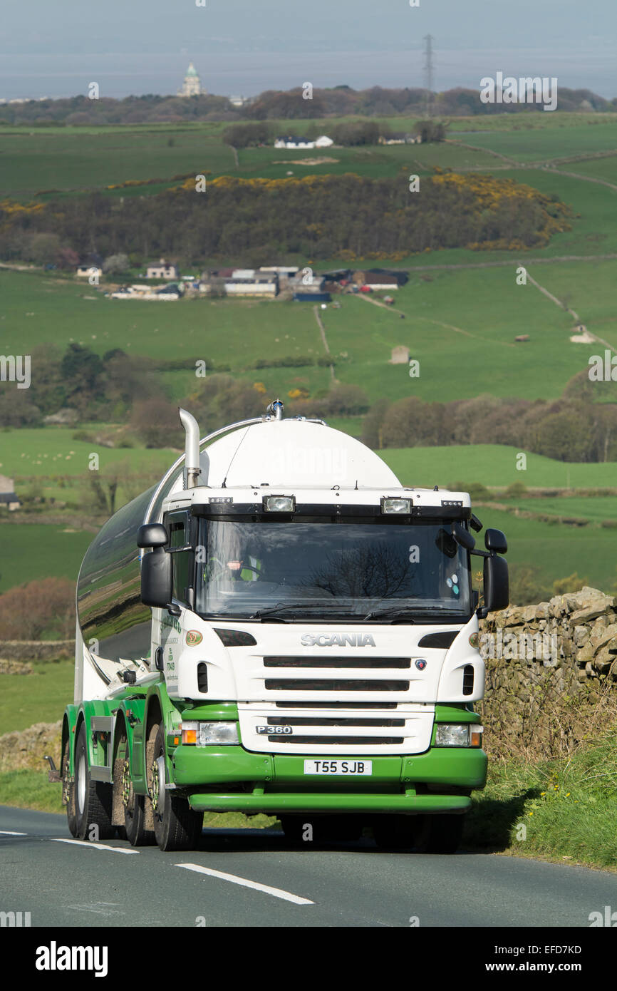 Cisterna di latte sul suo tornate raccogliendo il latte proveniente da aziende lattiero-casearie, Lancashire, Regno Unito Foto Stock