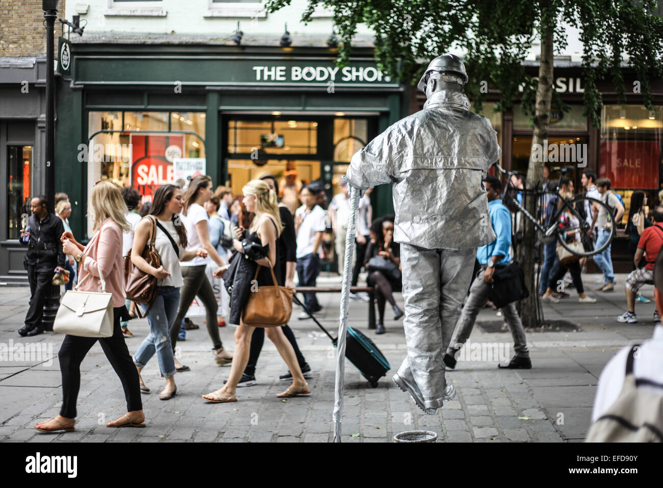 Artisti di strada a Covent Garden, una delle principali mete turistiche londinesi. Foto Stock