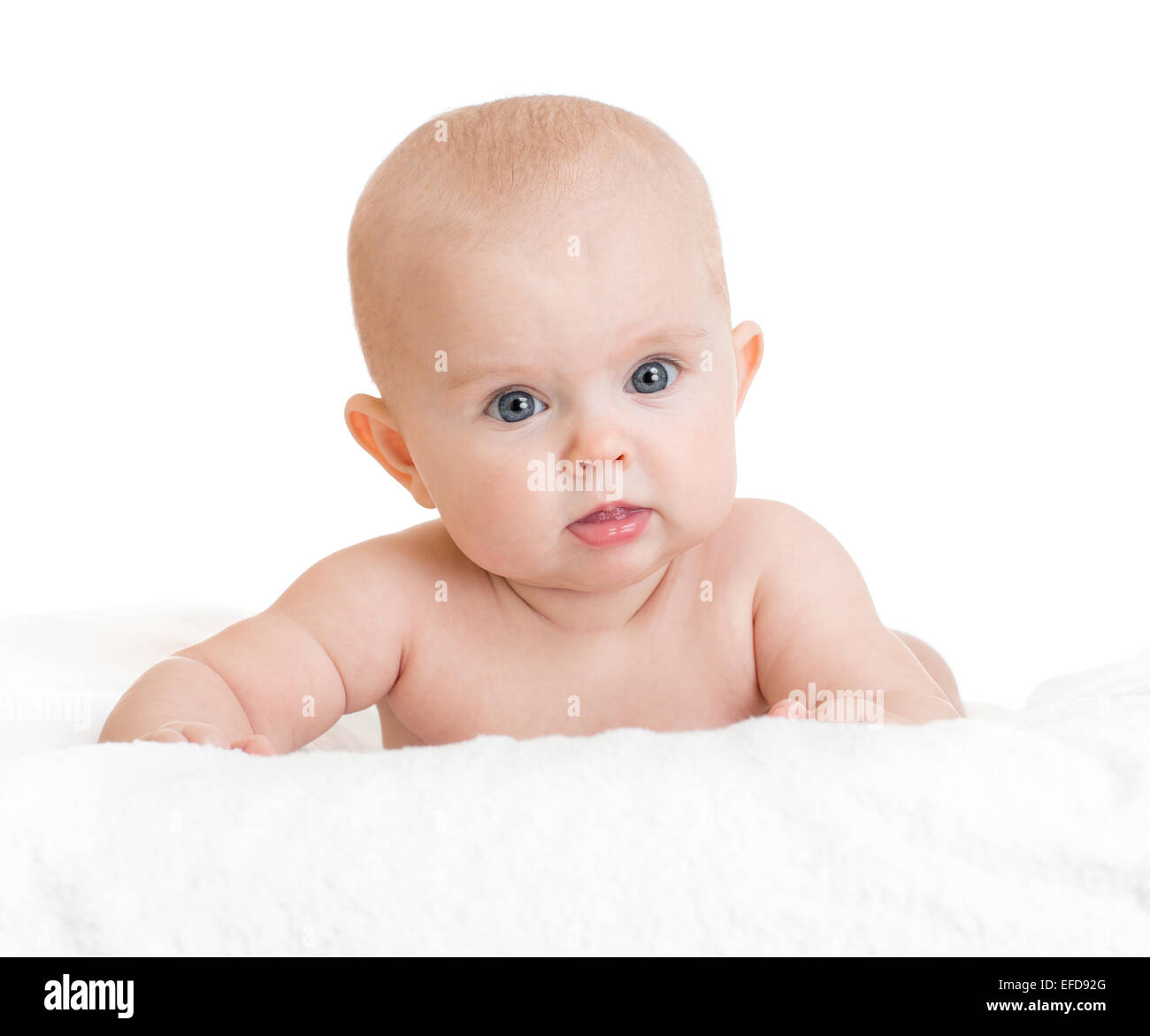 Carino il bambino giacente su asciugamano bianco Foto Stock