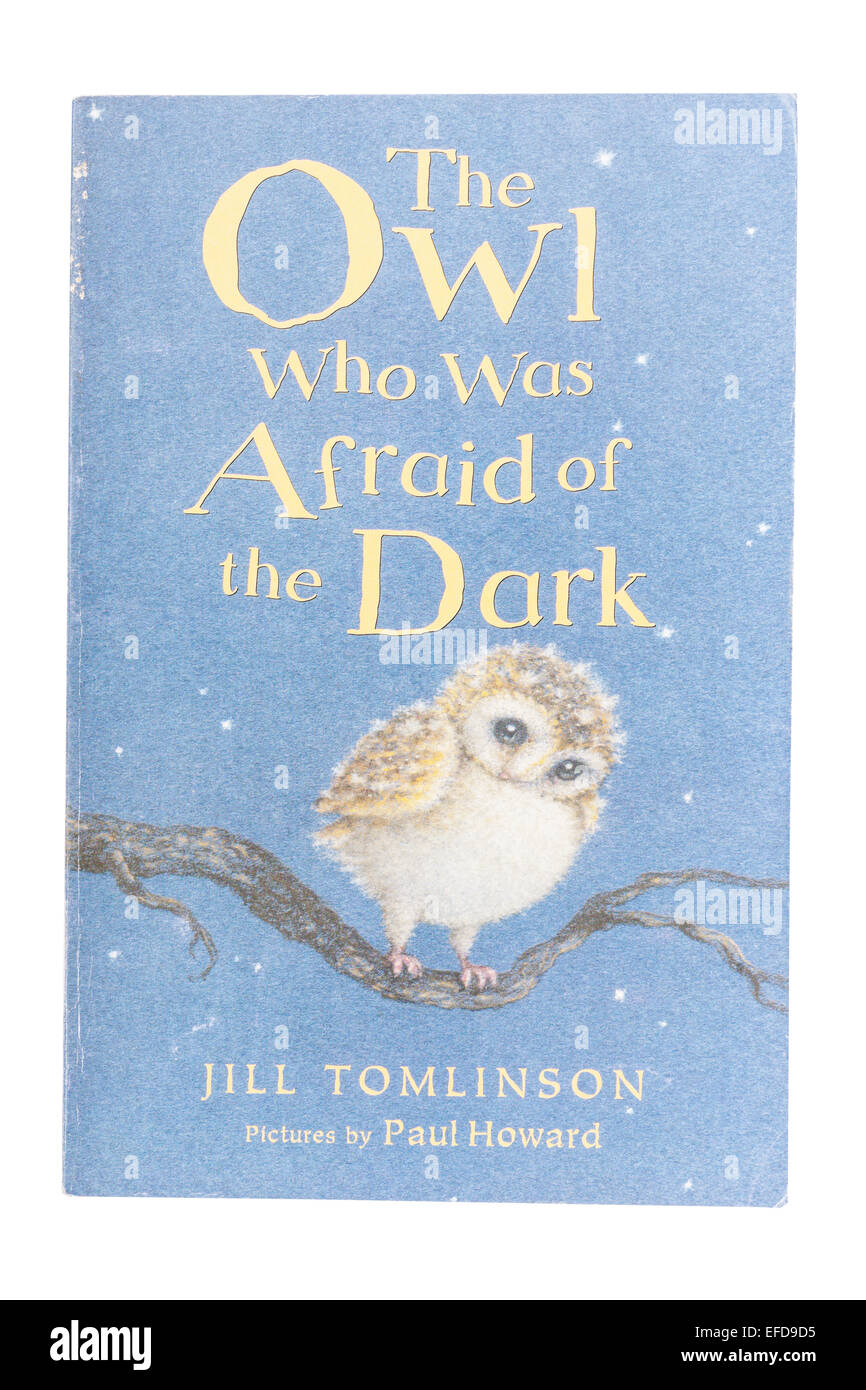 Il Gufo che aveva paura del buio libro scritto da Jill Tomlinson su sfondo bianco Foto Stock
