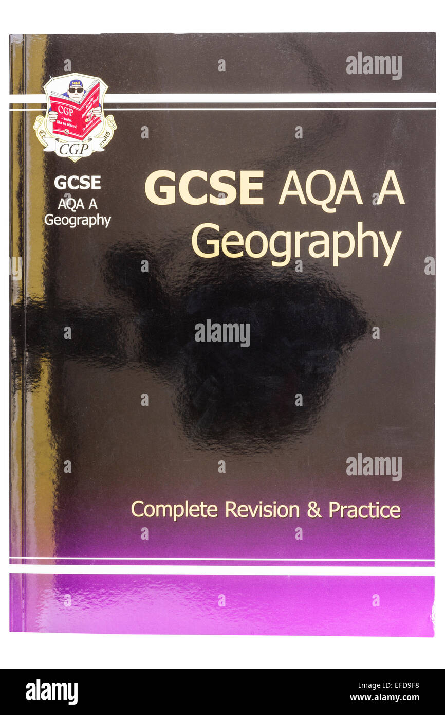 Un GCSE Geografia Revisione libro guida su sfondo bianco Foto Stock