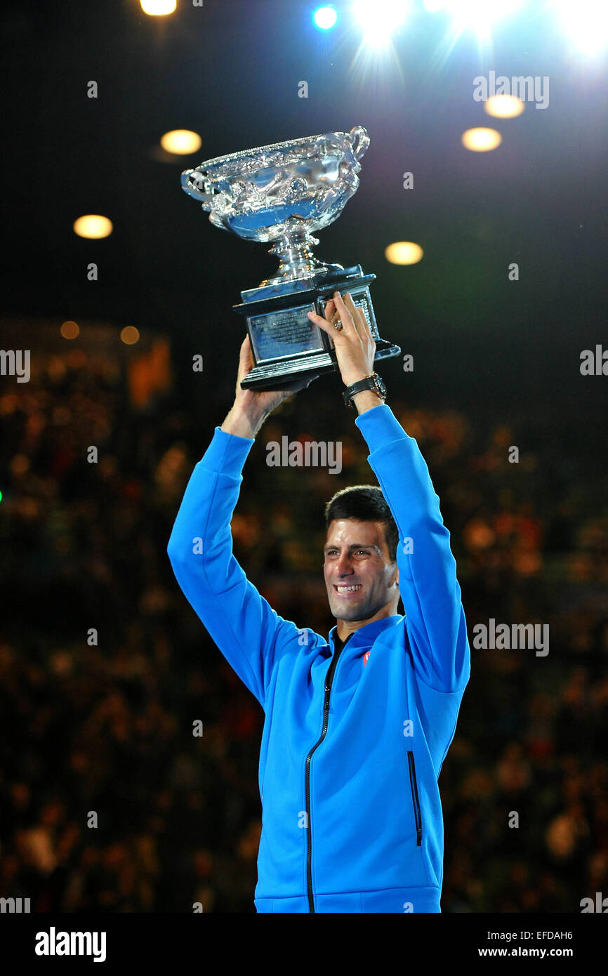 Melbourne, Australia. 01 feb 2015. Novak Djokovic della Serbia con il suo trofeo per vincere la mens singles match finale contro Andy Murray della Gran Bretagna a 2015 Australian Open di tennis tournament al Melbourne Park di Melbourne in Australia il 1 febbraio 2015. Djokovic ha vinto la finale in 4 set 7-6 (7-5) 6-7 (4-7) 6-3 6-0 Credito: Azione Sport Plus/Alamy Live News Foto Stock