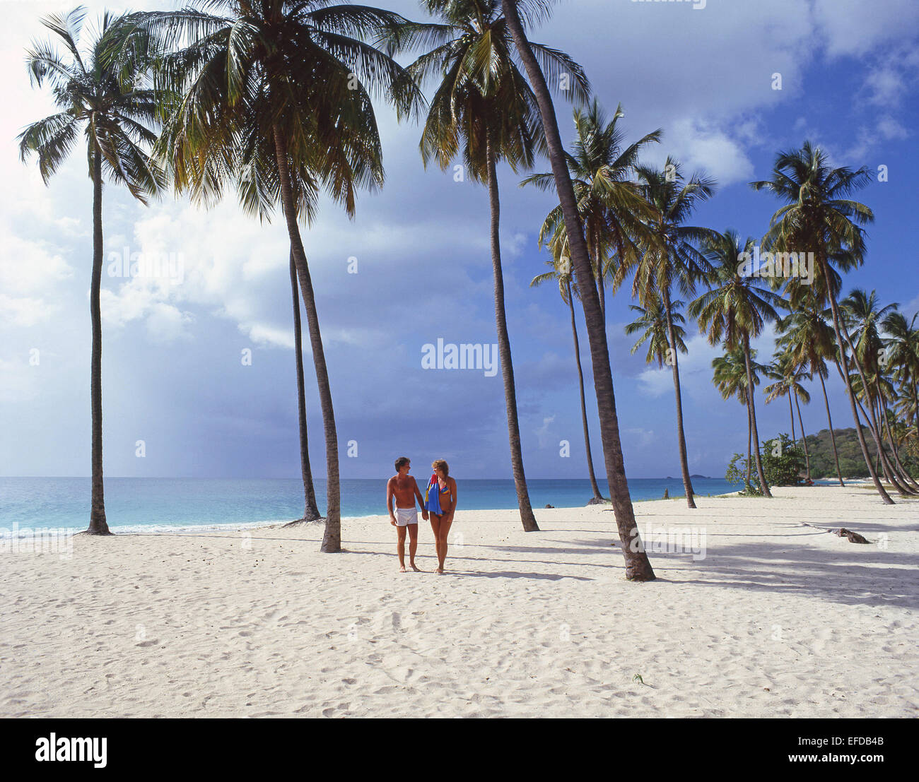 Coppia sulla spiaggia tropicale, Antigua Antigua e Barbuda, Piccole Antille, dei Caraibi Foto Stock