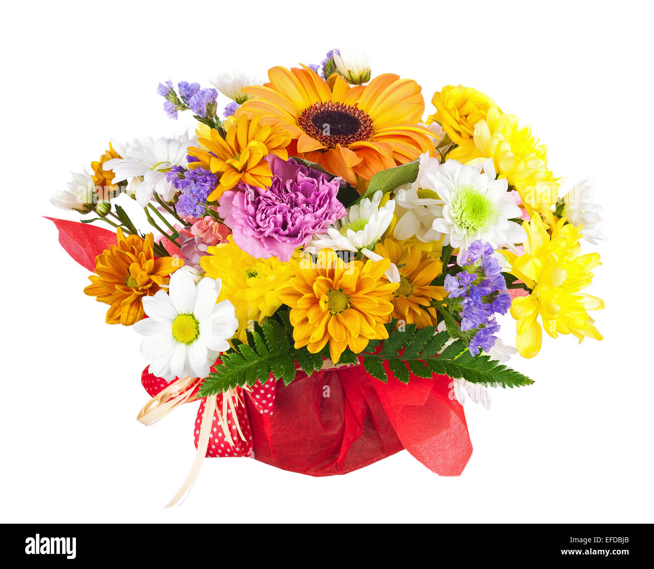 Bel bouquet di gerbera, garofani e altri fiori nel pacchetto rosso isolato su sfondo bianco. Foto Stock