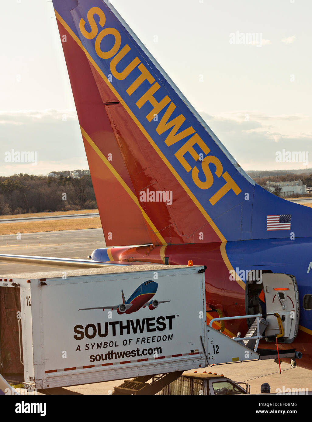 Southwest Airlines Boeing 737 linea fino al gate in Memphis, TN. Foto Stock