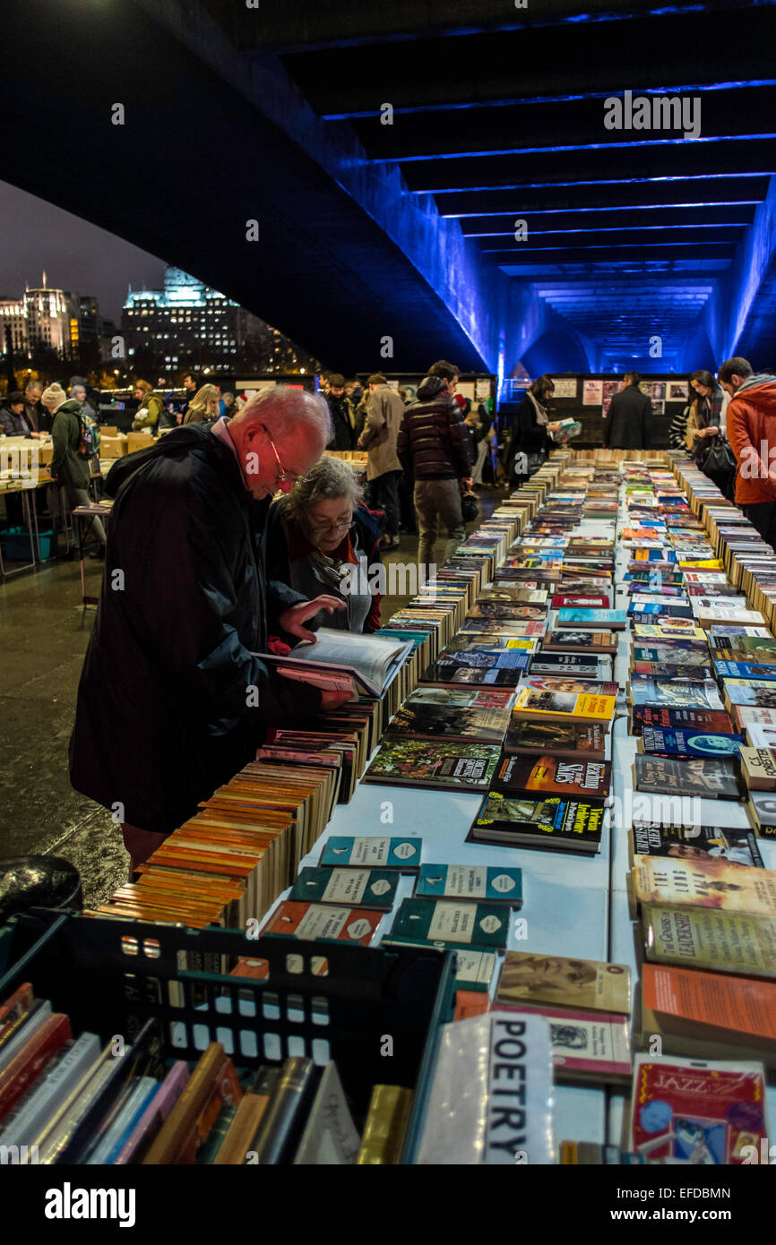 Southbank mercato dei libri di seconda mano marciapiede REGNO UNITO Foto Stock