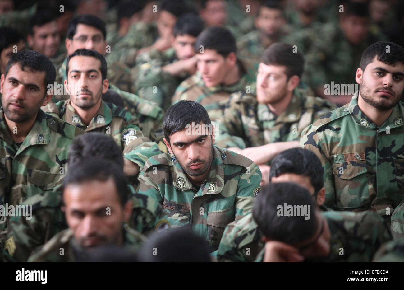 Tehran. Il 1° febbraio 2015. Soldati iraniani assistere ad una cerimonia segna il 36o anniversario del ritorno dall esilio del fondatore dell'Iran la repubblica islamica, l Ayatollah Ruhollah Khomeini nel Febbraio 1, 2015 a Khomeini il mausoleo in un sobborgo di Teheran. Credito: Ahmad Halabisaz/Xinhua/Alamy Live News Foto Stock