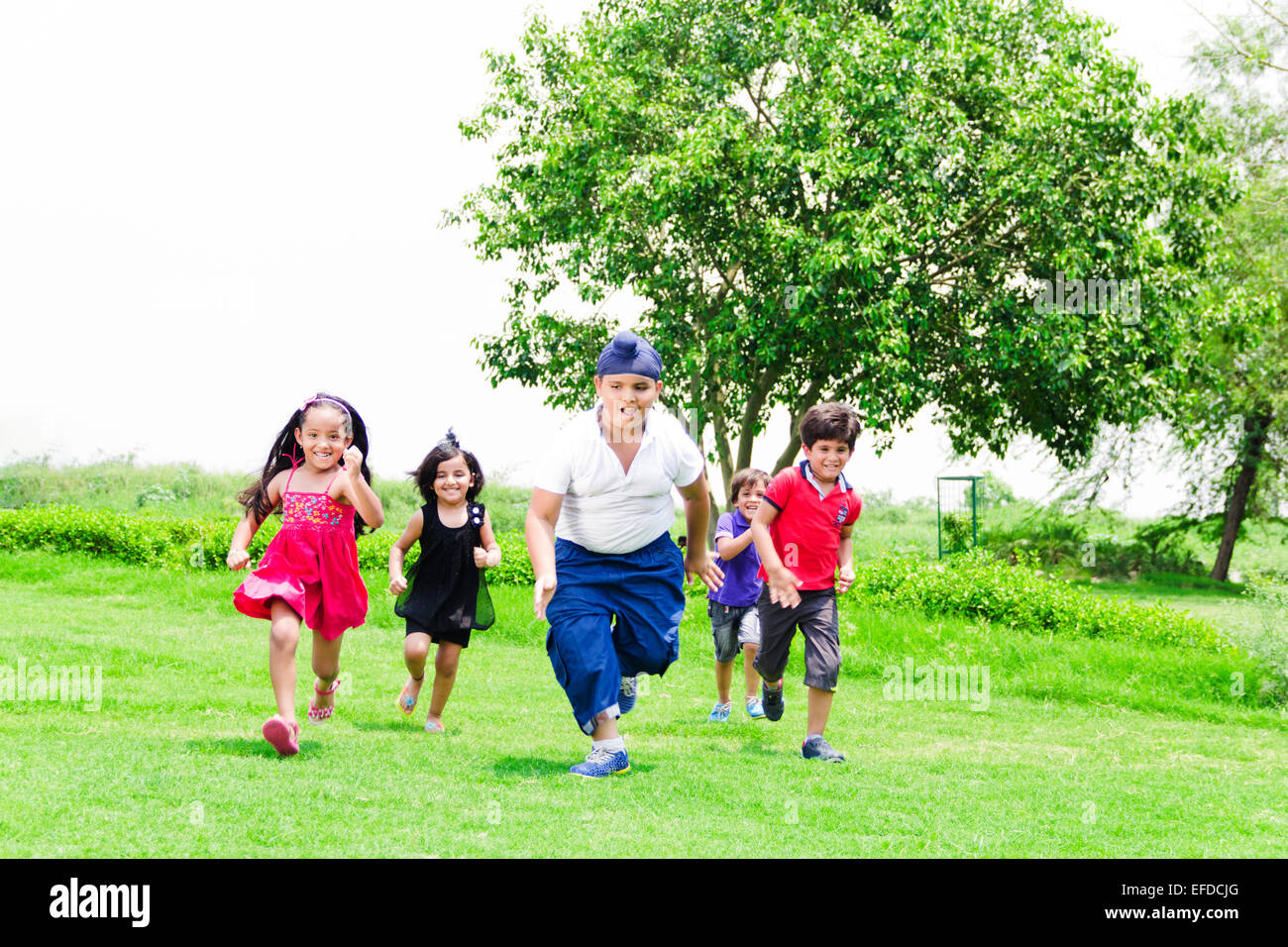 Bambini indiani Folle gruppo di amici Park in esecuzione Foto Stock