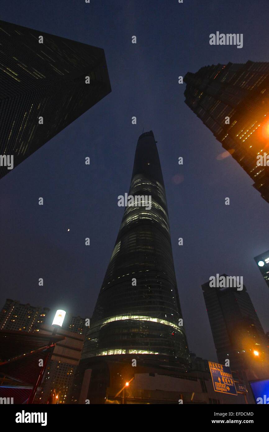 Shanghai Tower in Lujiazui Finance e il quartiere commerciale di Pudong di notte Foto Stock