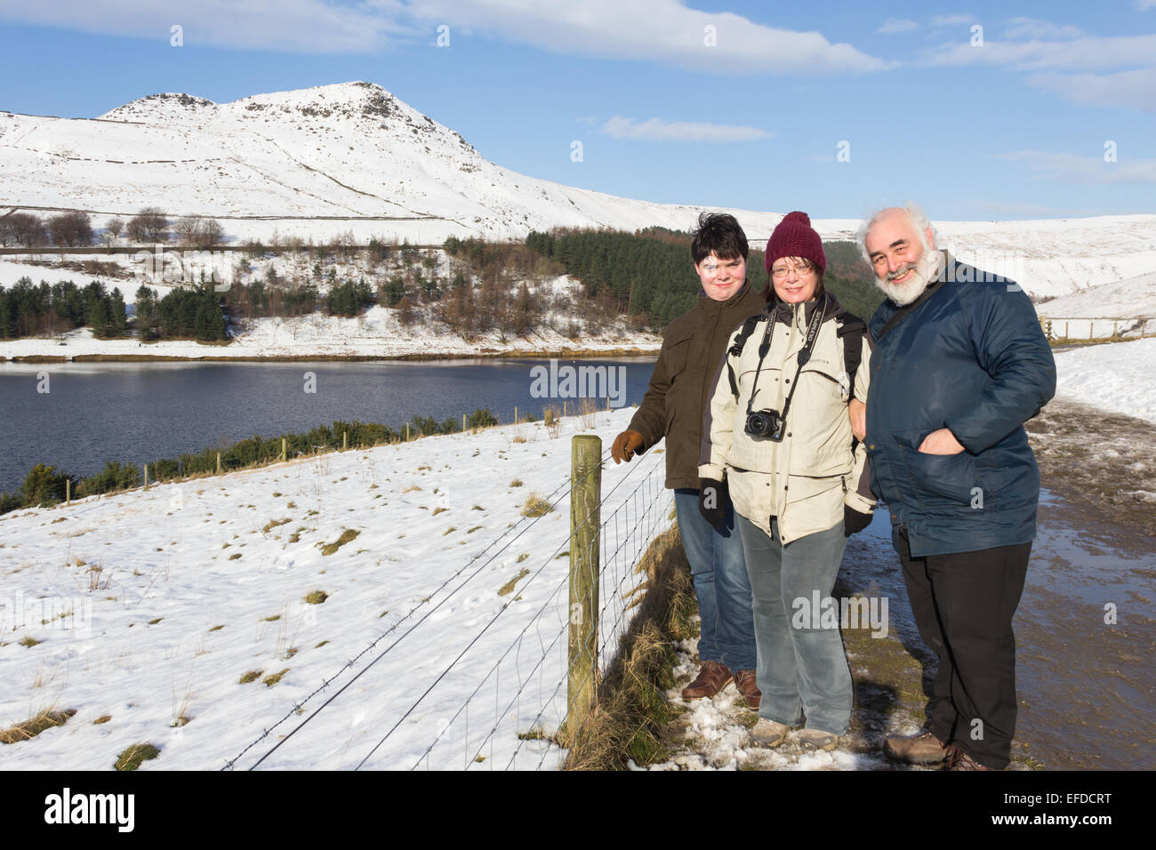 Regno Unito Meteo. Colomba serbatoio di pietra, Oldham. Il 1 febbraio 2015. Dopo una settimana di forti venti e periodi di neve, una chiara e soleggiata domenica offre ai visitatori al serbatoio Dovestone una possibilità di godere la coperta di neve paesaggio di colline intorno a Saddleworth Moor a nord-ovest di fringe del Peak District. Colomba serbatoio di pietra si trova tra Oldham e Holmfirth ed è gestito da una partnership tra United Utilities e la Royal Society per la protezione degli uccelli. Foto Stock