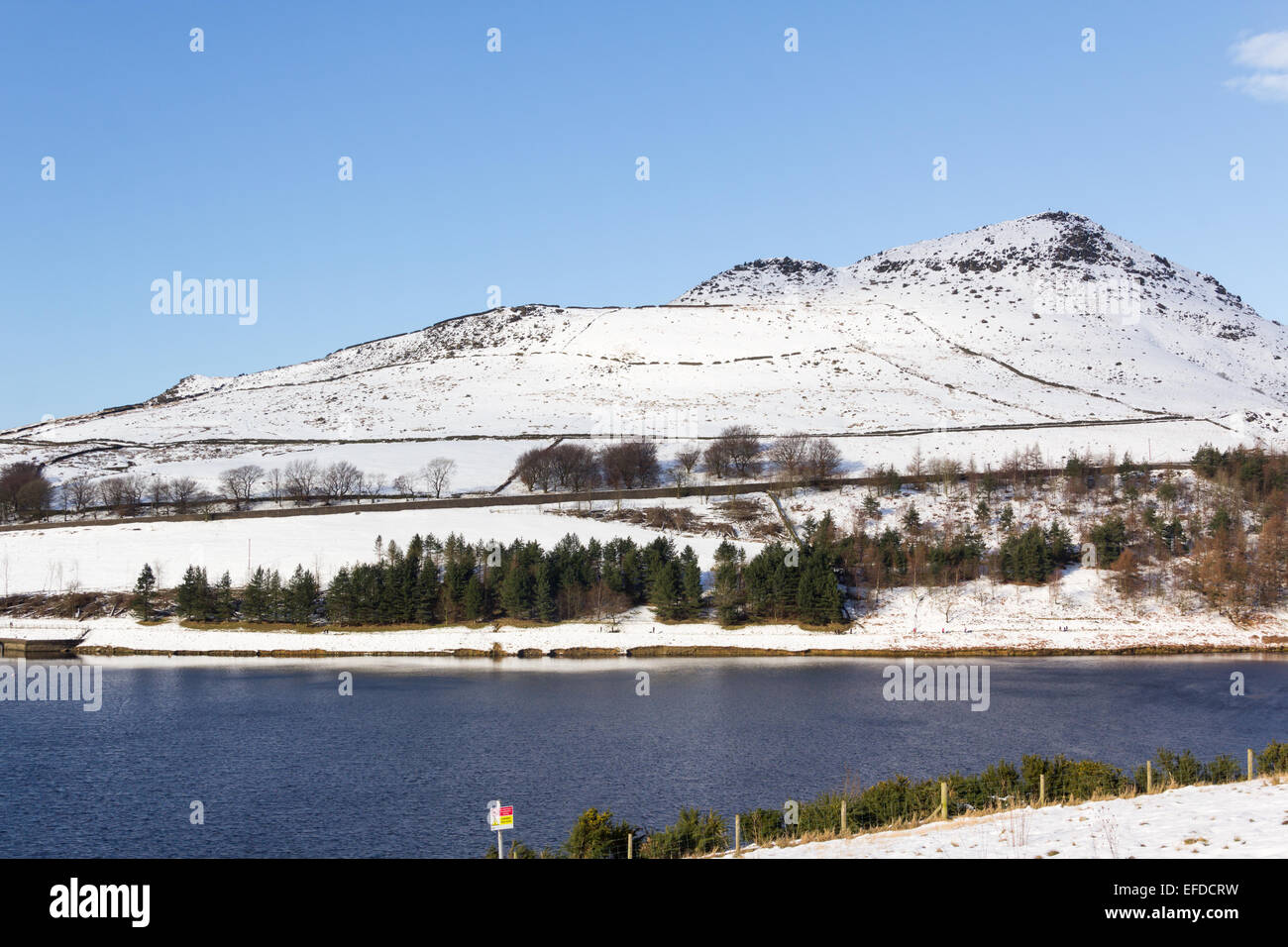 Regno Unito Meteo. Colomba serbatoio di pietra, Oldham. Il 1 febbraio 2015. Dopo una settimana di forti venti e periodi di neve, una chiara e soleggiata domenica offre ai visitatori al serbatoio Dovestone una possibilità di godere la coperta di neve paesaggio di colline intorno a Saddleworth Moor a nord-ovest di fringe del Peak District. Colomba serbatoio di pietra si trova tra Oldham e Holmfirth ed è gestito da una partnership tra United Utilities e la Royal Society per la protezione degli uccelli. Foto Stock