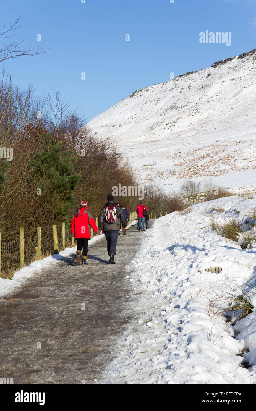 Regno Unito Meteo. Colomba serbatoio di pietra, Oldham. Il 1 febbraio 2015. Dopo una settimana di forti venti e periodi di neve, una chiara e soleggiata domenica offre ai visitatori al serbatoio Dovestone una possibilità di godere la coperta di neve paesaggio di colline intorno a Saddleworth Moor a nord-ovest di fringe del Peak District. Colomba serbatoio di pietra si trova tra Oldham e Holmfirth ed è gestito da una partnership tra United Utilities e la Royal Society per la protezione degli uccelli. Foto Stock