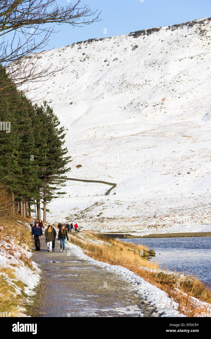Regno Unito Meteo. Colomba serbatoio di pietra, Oldham. Il 1 febbraio 2015. Dopo una settimana di forti venti e periodi di neve, una chiara e soleggiata domenica offre ai visitatori al serbatoio Dovestone una possibilità di godere la coperta di neve paesaggio di colline intorno a Saddleworth Moor a nord-ovest di fringe del Peak District. Colomba serbatoio di pietra si trova tra Oldham e Holmfirth ed è gestito da una partnership tra United Utilities e la Royal Society per la protezione degli uccelli. Foto Stock