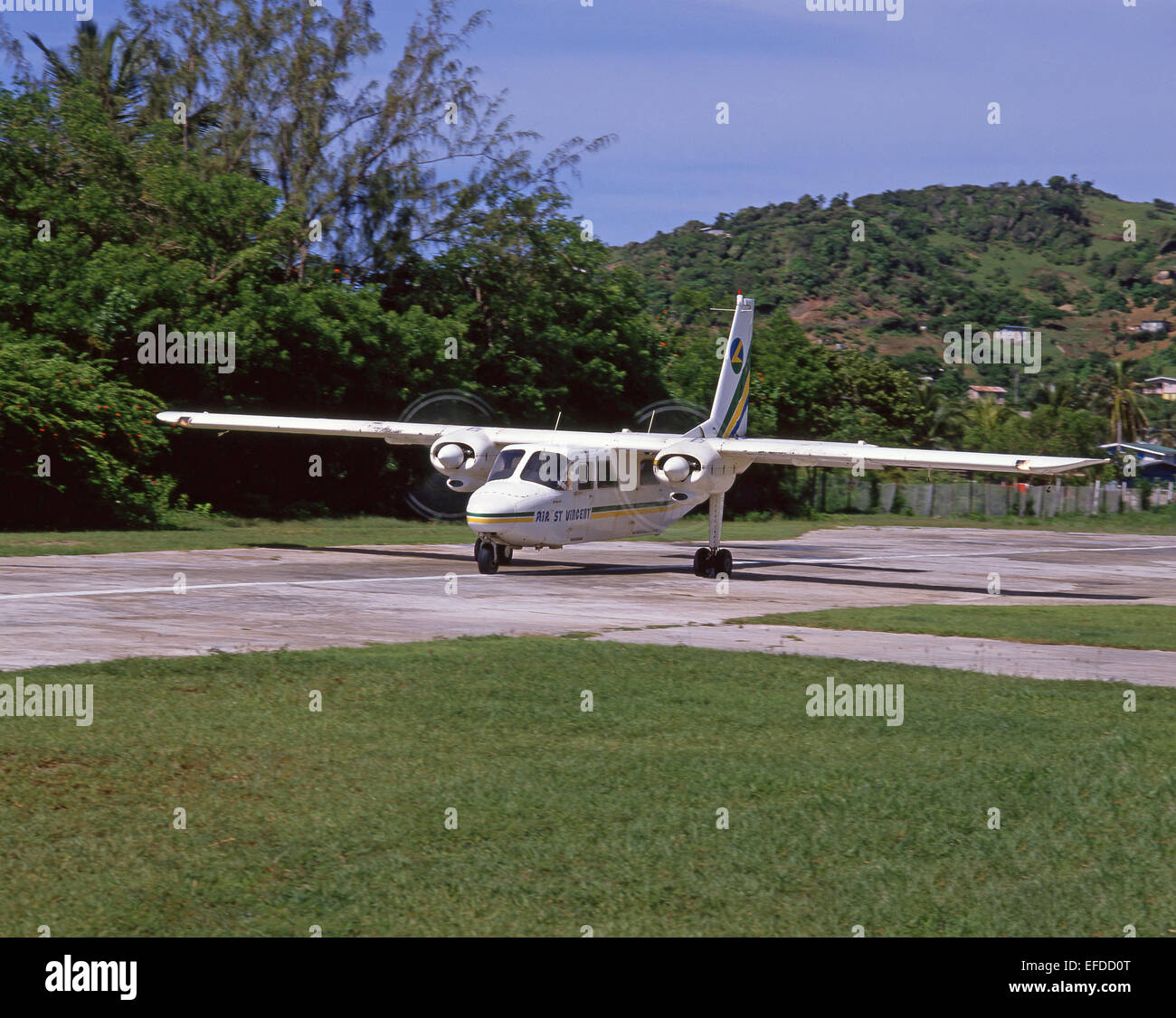 Aria San Vincenzo luminosi aeromobili in fase di decollo all aeroporto, Saint Vincent, Saint Vincent e Grenadine, Piccole Antille, dei Caraibi Foto Stock
