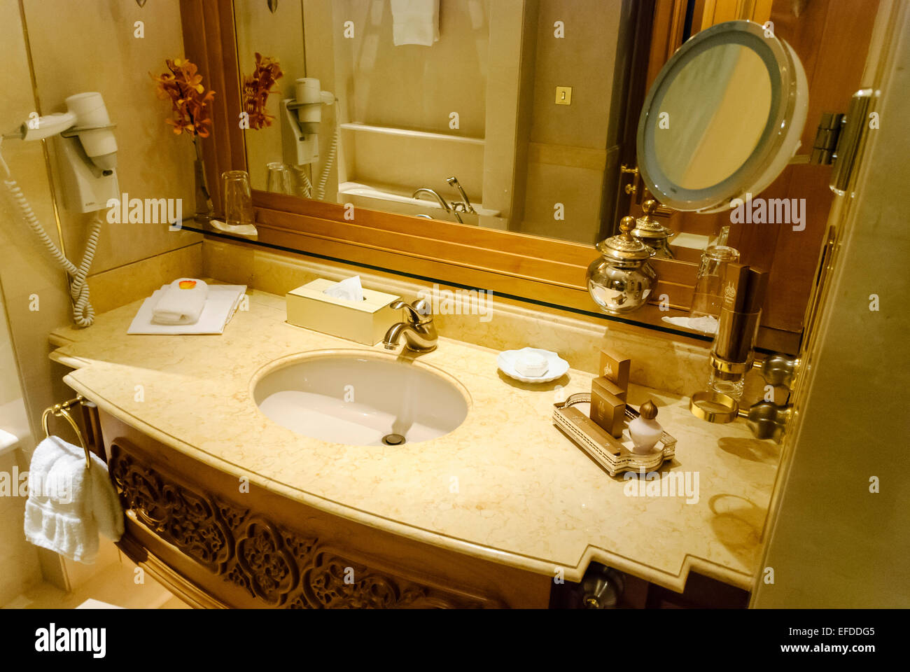 Placcato oro accessori bagno in camera da letto nell'Emirates Palace Hotel  Abu Dhabi Foto stock - Alamy