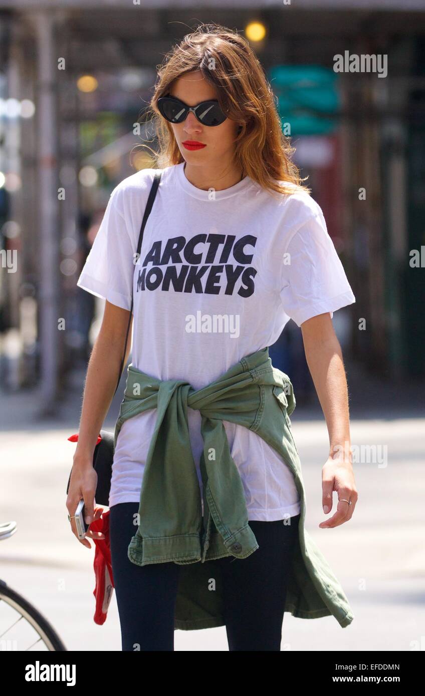 Un vestito giù Alexa Chung, indossando un Arctic Monkeys T-shirt, pezzata  fuori e circa nell'East Village. Chung datata il cantante della band, Alex  Turner, per quattro anni prima della separazione con il