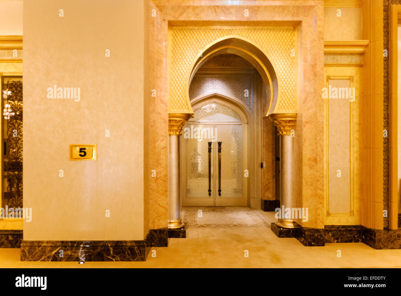 Uno degli enormi e opulento suites nell'Emirates Palace Hotel Abu Dhabi, riservati esclusivamente per la famiglia reale. Foto Stock