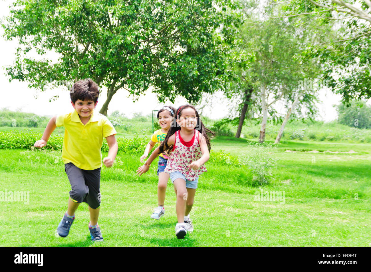 3 bambini indiani Parco amici in esecuzione Foto Stock