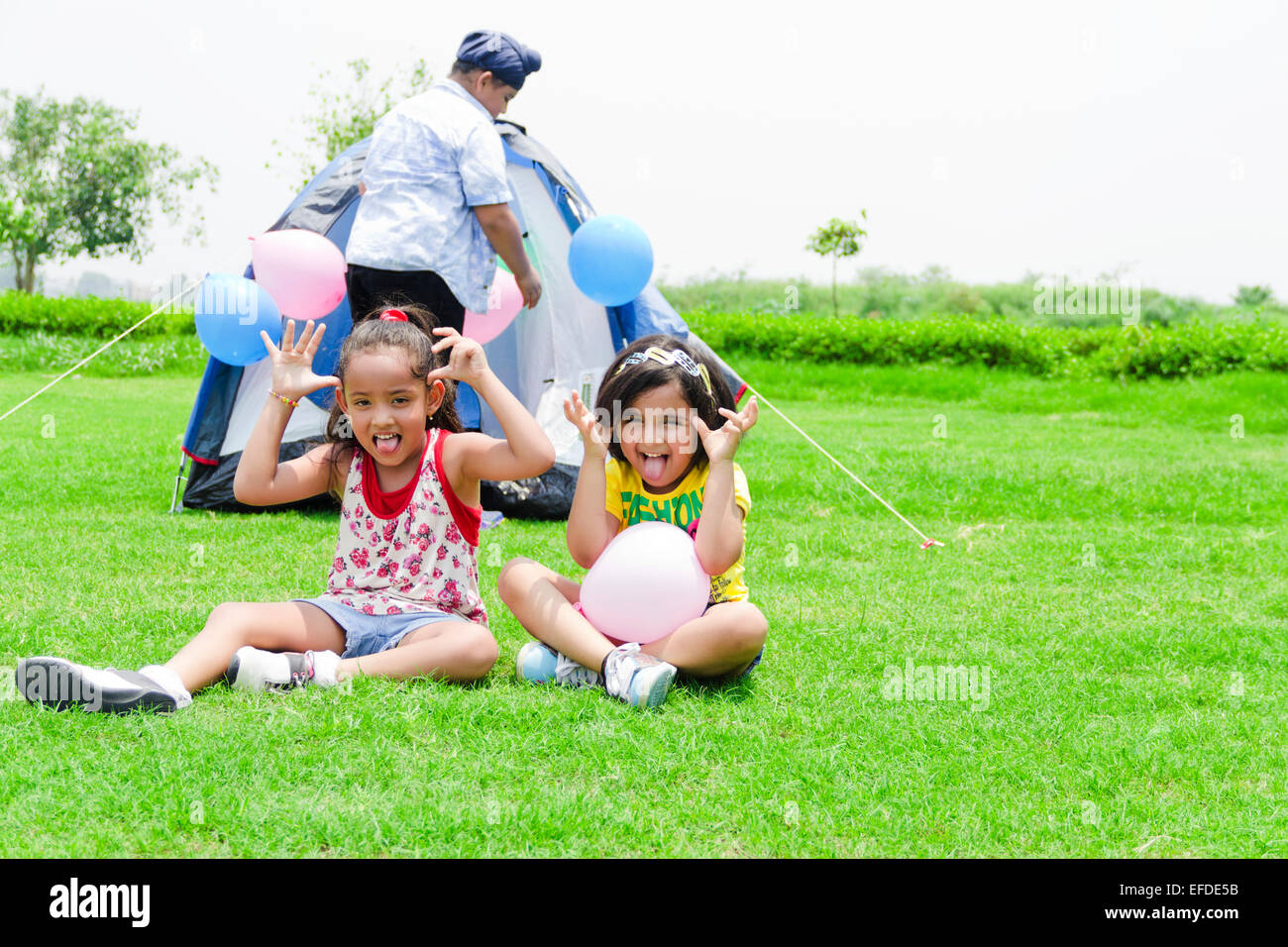 3 bambini indiani amici Picnic fun park Foto Stock