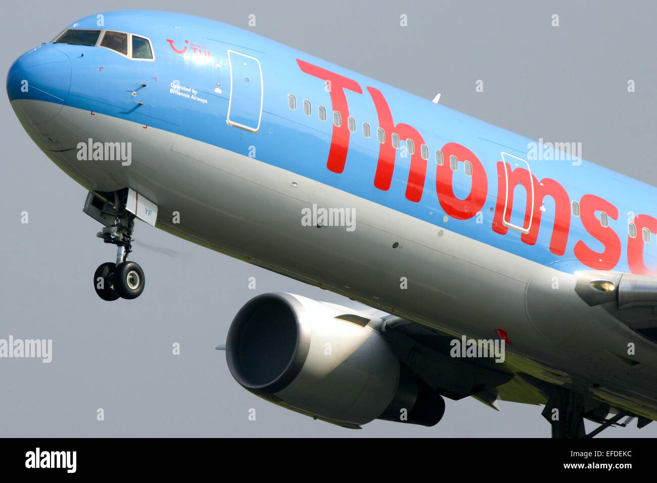 Thomsonfly - Boeing 767-300 si arrampica lontano dalla pista 23L all'aeroporto di Manchester. Foto Stock