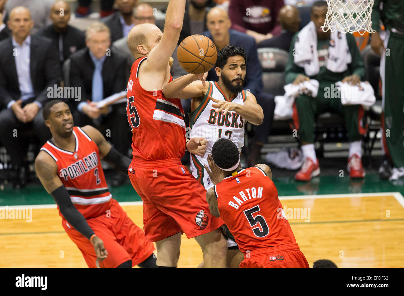 Milwaukee, WI, Stati Uniti d'America. 31 gennaio, 2015. Milwaukee Bucks guard Jorge Gutierrez #13 passa il basket durante il gioco NBA tra il Portland Trail Blazers e il Milwaukee Bucks a BMO Harris Bradley Center di Milwaukee, WI. Bucks sconfitto il Trail Blazers 95-88. John Fisher/CSM/Alamy Live News Foto Stock