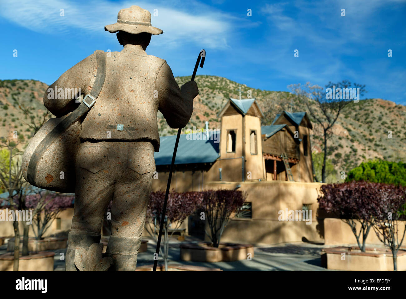 Statua di pellegrino e Santuario De Chimayo, Chimayo, Nuovo Messico USA Foto Stock