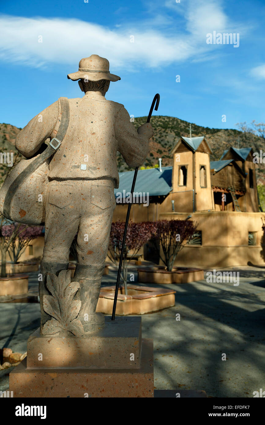 Statua di pellegrino e Santuario De Chimayo, Chimayo, Nuovo Messico USA Foto Stock