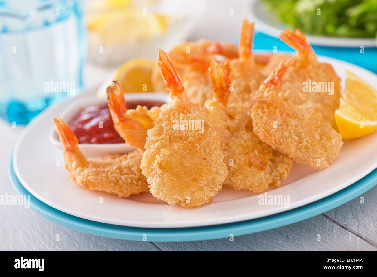 Deliziosa panate fritte gamberetti su un tavolo rustico. Foto Stock