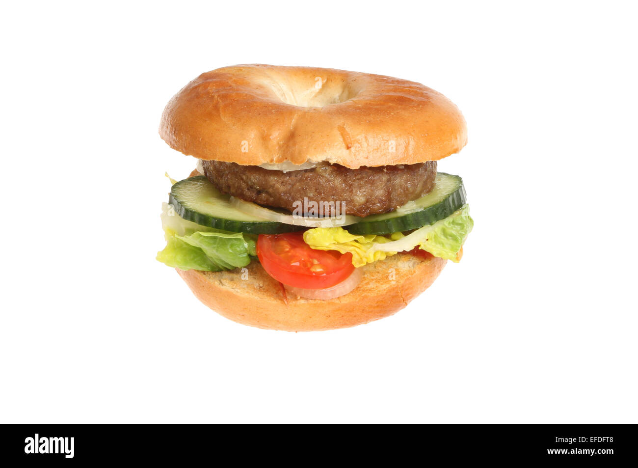 Hamburger di manzo con contorno di insalata in un bagel isolata contro bianco Foto Stock