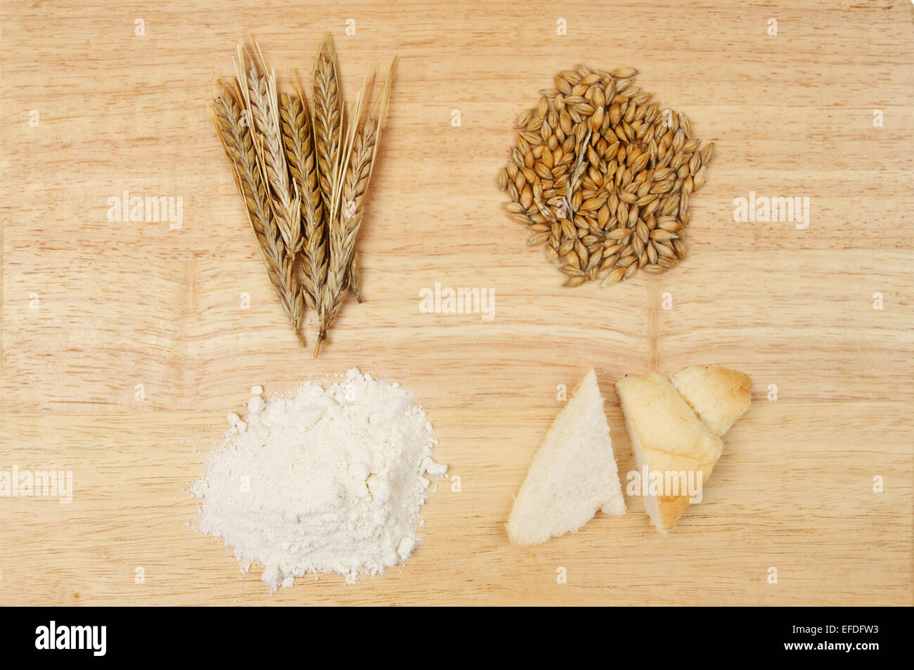 Orzo orecchie,i chicchi d'orzo, la farina e il pane su una tavola di legno Foto Stock