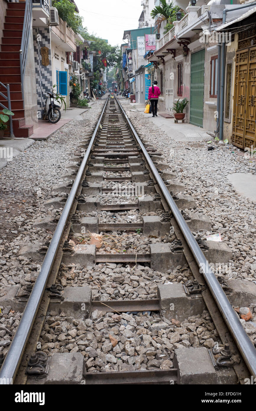 I binari ferroviari in esecuzione attraverso il centro di Hanoi, Vietnam Foto Stock