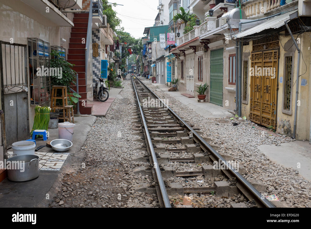I binari ferroviari in esecuzione attraverso il centro di Hanoi, Vietnam Foto Stock
