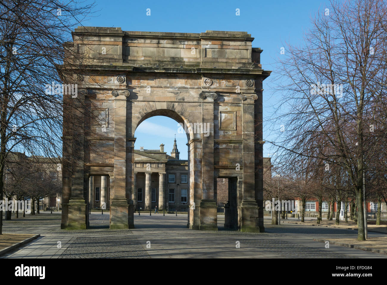McLennan Arch all'entrata di Glasgow Green. Può essere anche visto l Alta Corte di Saltmarket, e dietro i mercanti Steeple Foto Stock