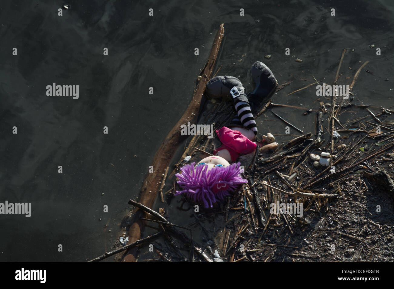 GLASGOW, SCOZIA - 1 febbraio 2015: vivacemente colorato doll lavato fino sulle rive del fiume Clyde con altri detriti Foto Stock