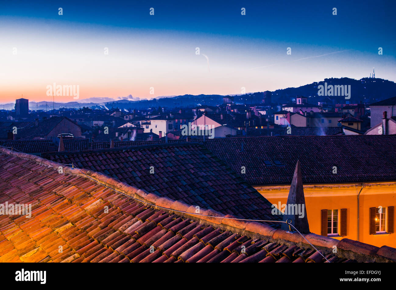 Vista superiore della città di Bologna nella notte con torre, Emilia Romagna, Italia Foto Stock