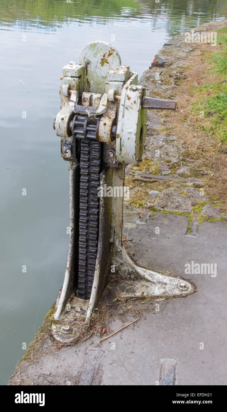 L'ingranaggio della pala che si apre e chiude le valvole in una serratura. Kennet and Avon Canal, Devizes, Wiltshire, Inghilterra, Regno Unito Eur Foto Stock