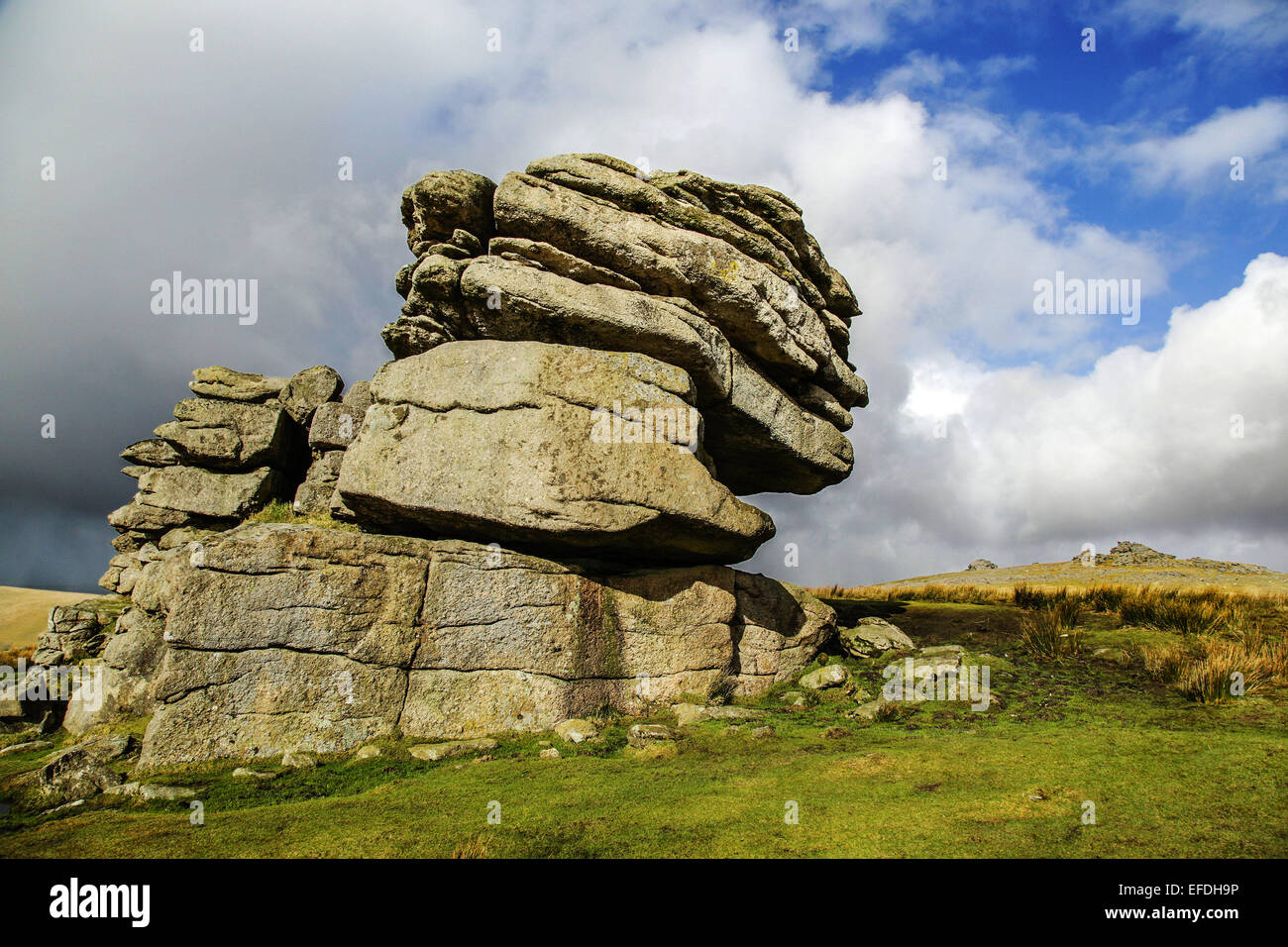 Alterò i blocchi di granito di poco Mis Tor con grande Mis Tor oltre - Parco Nazionale di Dartmoor Devon UK Foto Stock