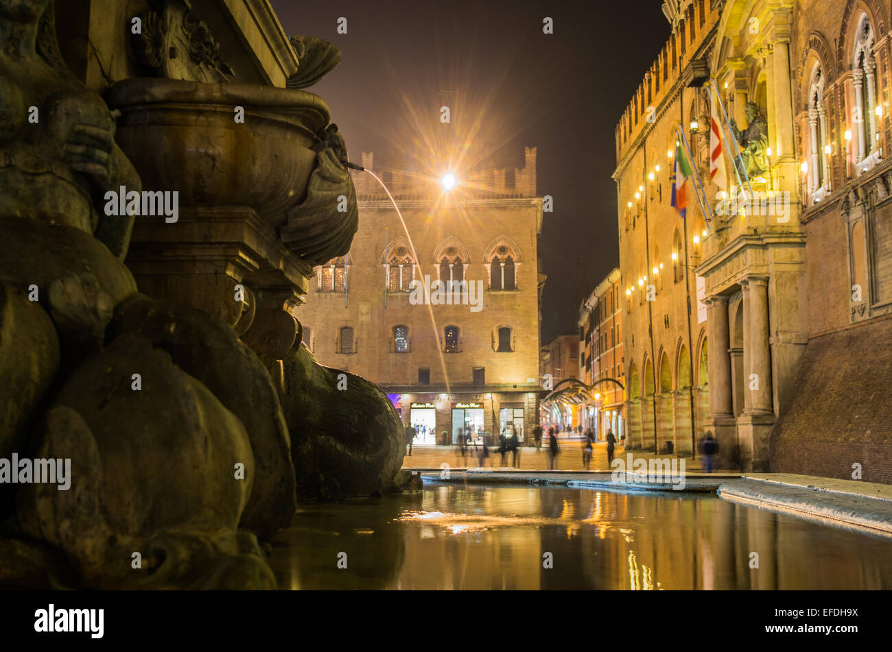 Serata Medievale a Bologna in Piazza Maggiore con la fontana di Naptune Foto Stock