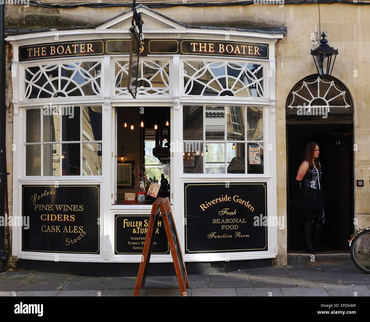 Elegante bow-window facciata del diportista più - di un pub tradizionale in Bath Somerset REGNO UNITO con fine ' spider web ' LUCI FINESTRA Foto Stock