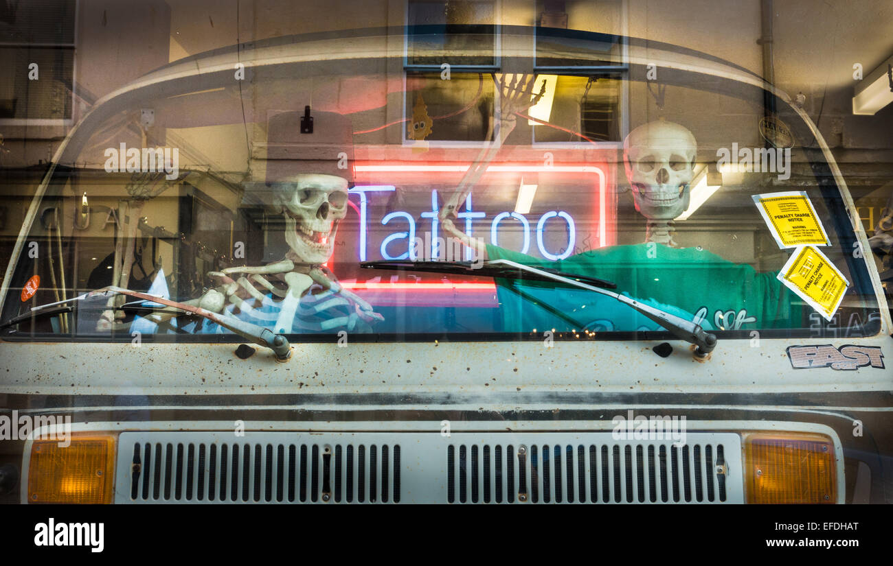 Negozio divertente la finestra di visualizzazione di una VW camper van con driver di scheletro e compagno in una vasca da bagno salotto tattoo Somerset REGNO UNITO Foto Stock