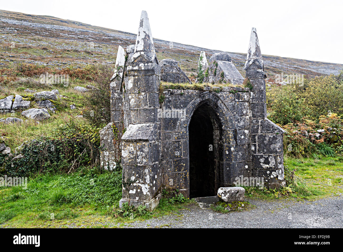 Il pinnacolo ben (o Tobercornan) con alloggiamento costruita in stile gotico nel 1860, strada costiera Gleninagh Nord, Co. Clare, Irlanda Foto Stock